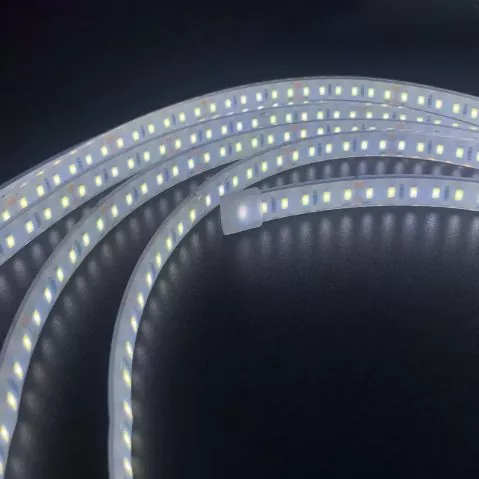 Millised on tavaliste LED-madala pingega valguse ribade valgusallika omadused?